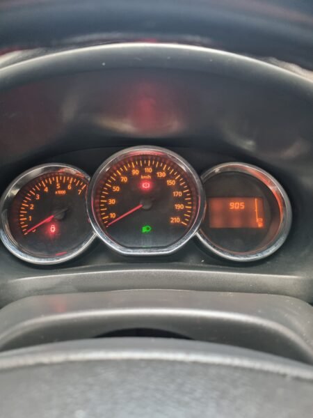 بيع سيارة لوجان بسعر معقول