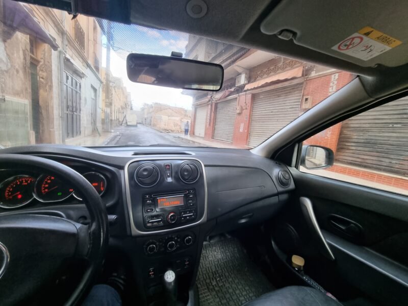 بيع سيارة لوجان بسعر معقول