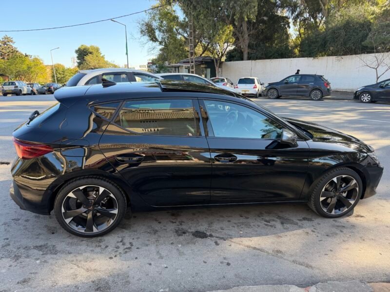 Cupra Leon 2025 etsi